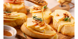Recette de toasts au fromage de chèvre, pomme et miel de romarin 